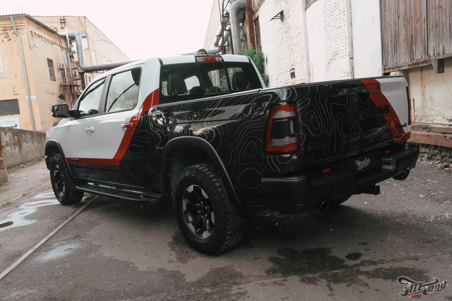 Оклейка в дизайн и защита полиуретаном RAM 1500 Rebel